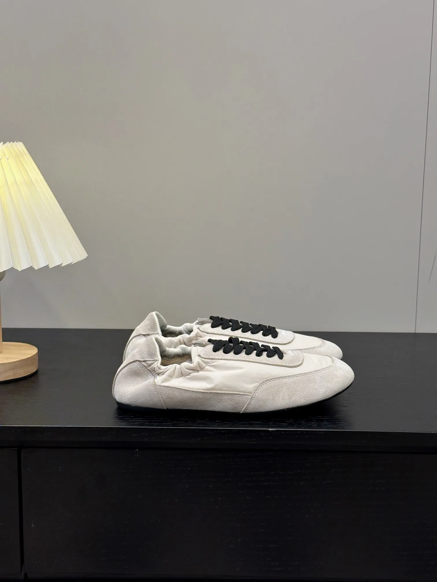 👟👟Ex-factory price 420👟👟 💠𝐏𝐑𝐀𝐃𝐀#Prada catwalk style lightweight thin-soled new moral training shoes casual shoes💠 outsole molded TPU❣️not made of rubber! The suede upper is textured, and the inner sheepskin is wrapped, which is soft and waxy. The insole is thickened with lambskin, which is extremely comfortable to step on, has a sense of support, and feels well wrapped. The shoe shape is full of wrapping, light, easy to wear, and practical. It is a casual shoe that makes you taller and longer legs! White is clean and refreshing, needed all year round, and can be easily worn with skirts and trousers. Upper: imported suede/original molded fabric. Lining: sheepskin. Outsole: TPU outsole! Different from cheap rubber soles on the market! Code number: 35-40 (40 customized)